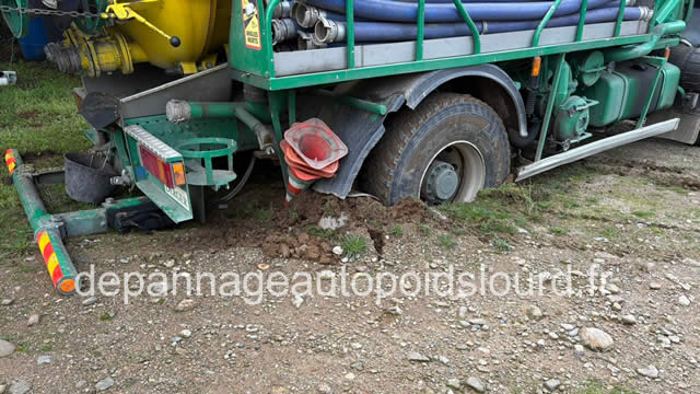 Dépannage poids lourd camion embourbé