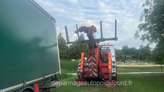 Dépannage et remorquage poids lourds à Évry-Courcouronnes et ses environs