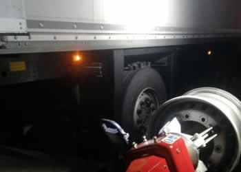 Réparation et montage pneu crevé poids lourd camion